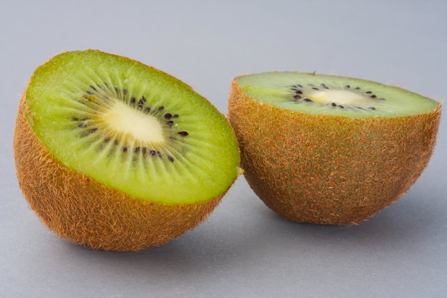 Picture of a sliced kiwi fruit